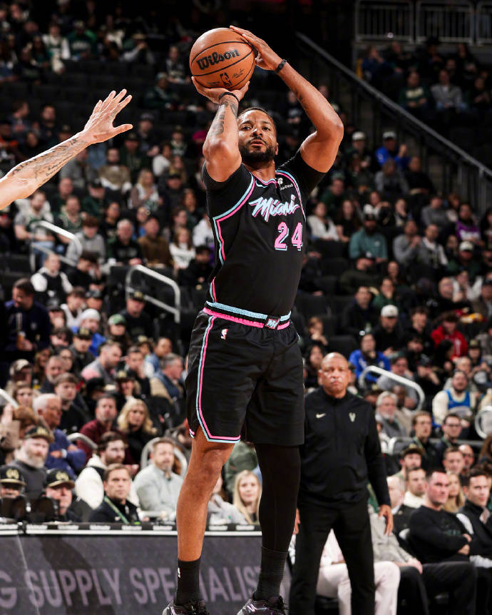 英雄联盟-包含冲刺阶段NBA常规赛传出新动向，密尔沃基雄鹿官宣签约，管理层表态：信心回归，轮换策略成焦点的词条